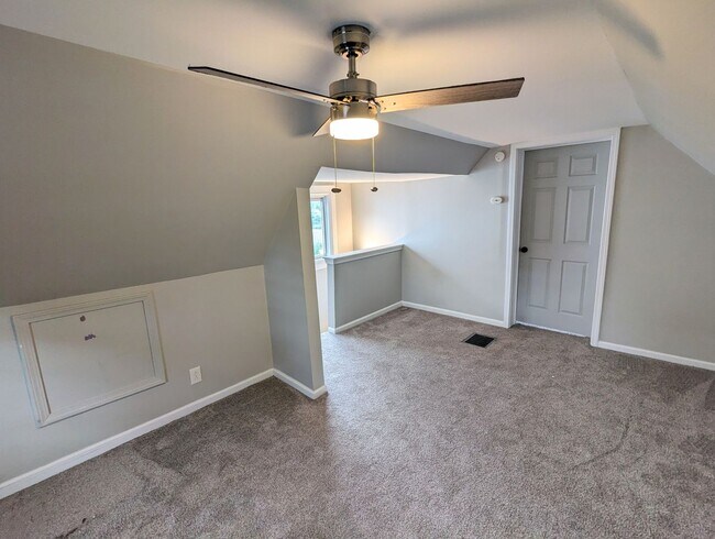 Building Photo - Spacious 3 bedroom 2.5 Bathroom Single Family Home (Mt Washington)