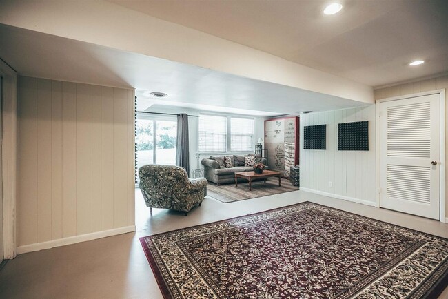 Building Photo - WOW! 4 BR 2.5 BA house w/ 1 acre of land a...