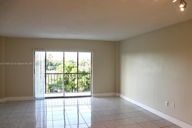 Building Photo - 4164 Inverrary Dr