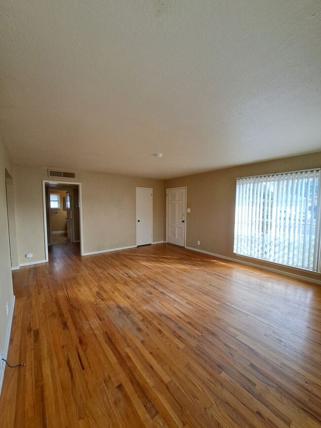 Building Photo - Single-Level 2BR Apartment with Garage in Fresno!
