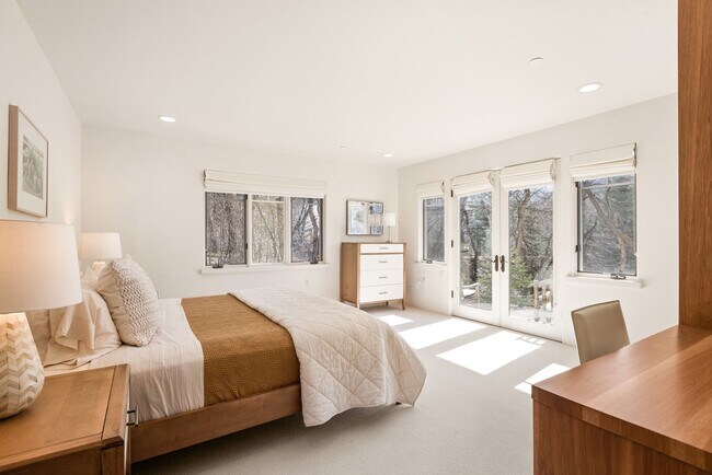 Building Photo - 75 Glen Eagle Dr