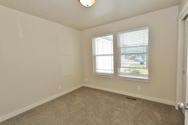 Building Photo - 4044 Queen Anne Dr
