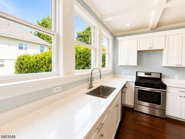 Building Photo - 2 Cloverhill Pl