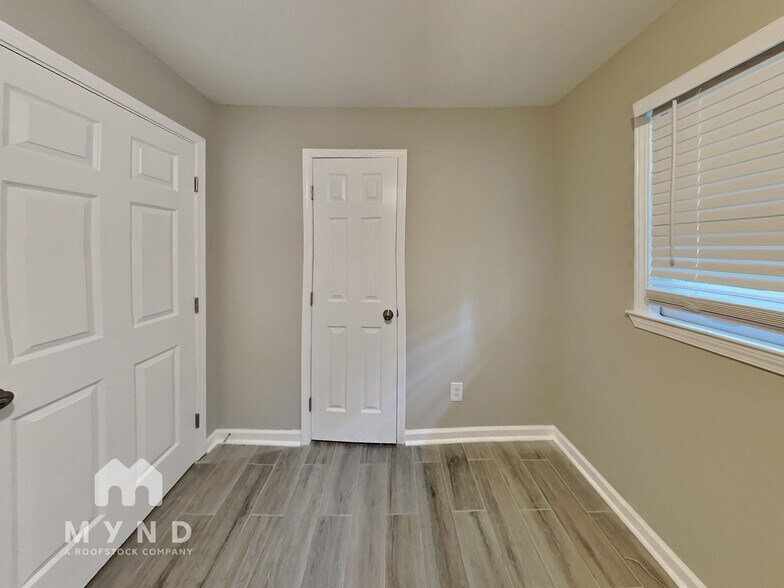 Building Photo - 467 Camelot Pkwy