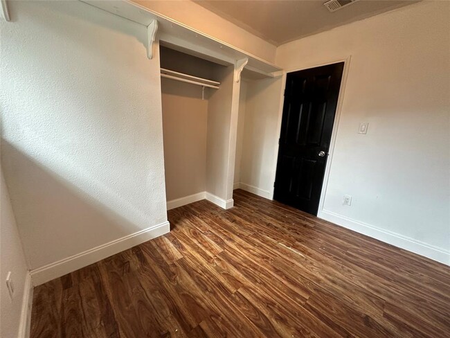 Building Photo - 6004 Palm Cir