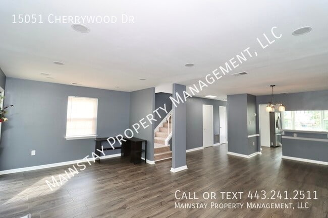 Building Photo - Updated End Unit Townhome W/ Fenced in Yard!