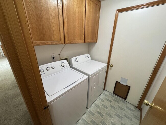 Building Photo - Ranch-Style, Milwaukie Home, Large Fenced Yard, Boat or Toy Storage, Gardeners Welcome