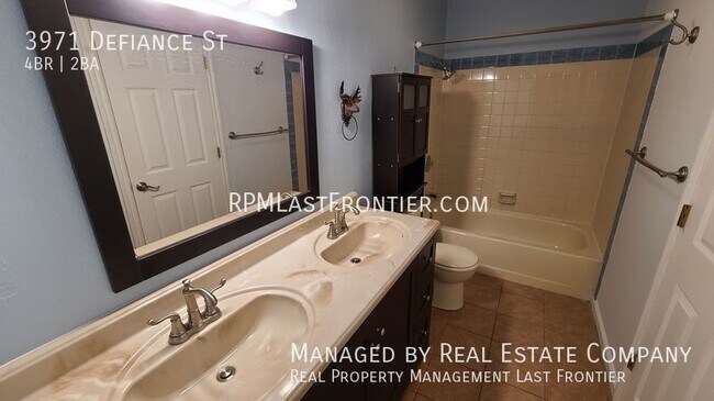 Building Photo - Gorgeous 4 Bedroom and 2 Bath Home w/ Fenc...