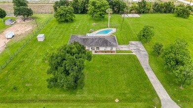 Building Photo - 302 Country Rd
