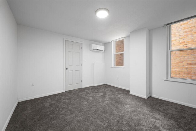 Building Photo - 612 N St Clair St