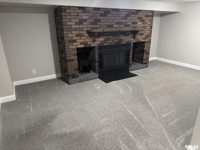 Building Photo - 1868 Kings Dr