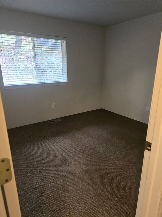 Building Photo - MM2240-1