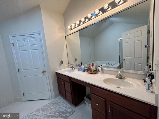 Building Photo - 2387 Dorchester St W