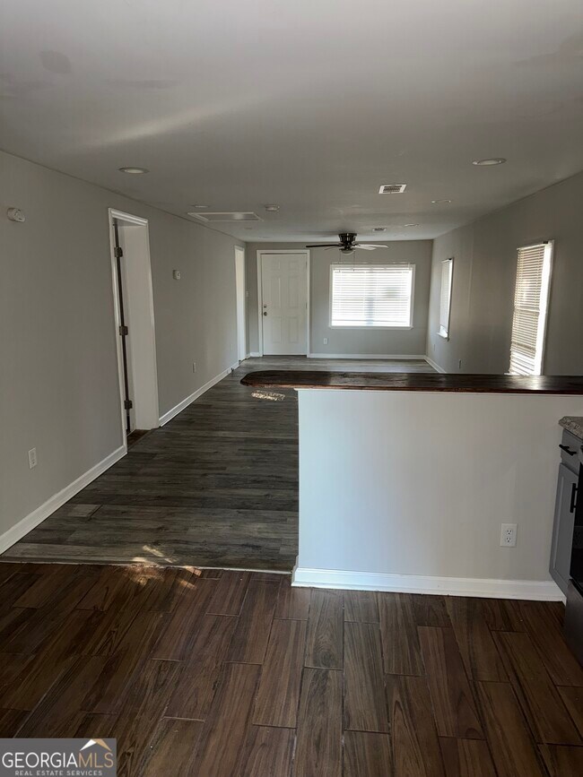 Building Photo - 1206 E Roosevelt Ave