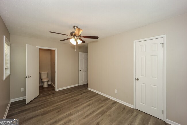 Building Photo - 8904 Channing Dr
