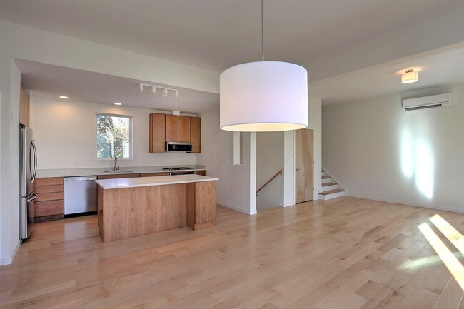 Building Photo - 1130 E High St