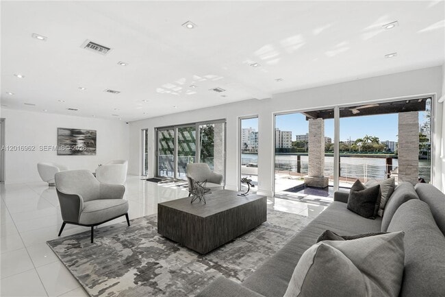 Building Photo - 9380 Bay Dr