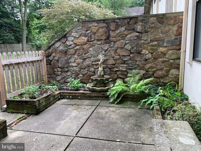 Building Photo - 63 Oak Knoll Dr