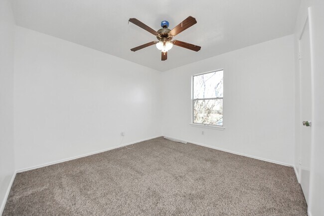 Building Photo - 403 Willow W Dr