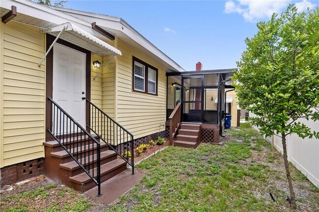 Building Photo - 409 S Willow Ave