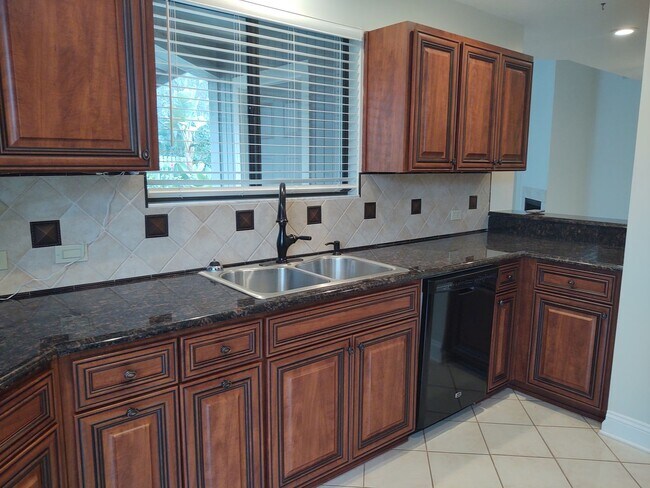 Building Photo - Gorgeous 3 bedroom 2 bath townhome with FL...