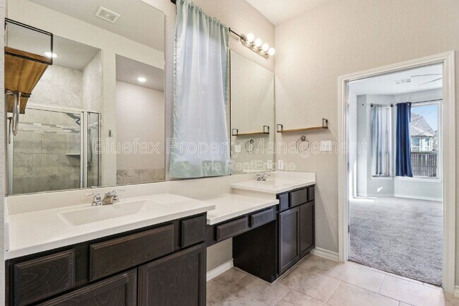 Building Photo - 10208 High Noon Dr