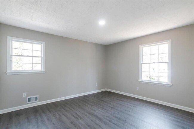 Building Photo - 4620 Central Dr