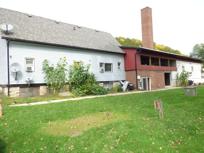 Building Photo - 577 Main St