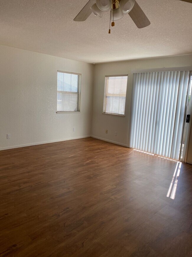 Building Photo - 1023 Burton Dr