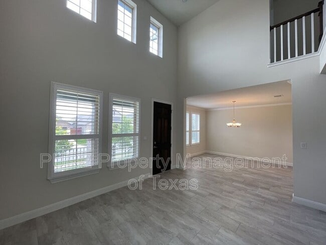 Building Photo - 716 Expedition Way