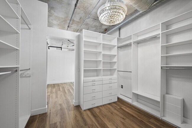 Building Photo - $3,695 - 1 Bed + Den / 1.5 Bath Condo at Parkloft Residence in Downtown San Diego