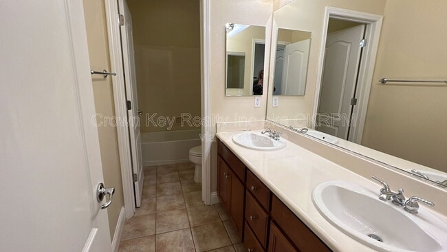 Building Photo - 724 Shelli St