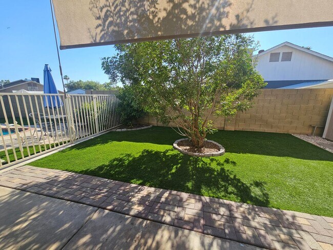 Building Photo - 3 Bedroom 2 Bath Furnished Home