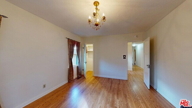 Building Photo - 842 E Walnut Ave