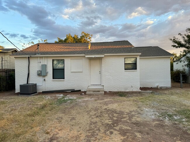 Building Photo - NEWLY RENOVATED THREE BED TWO BATH