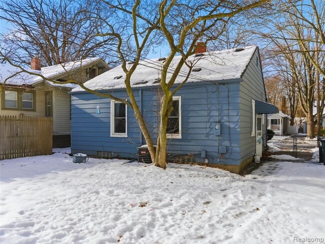 Building Photo - 922 N Maple Ave