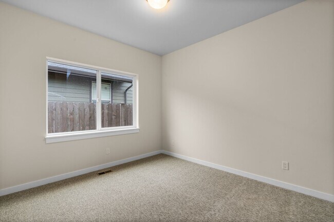 Building Photo - 899 NE Discovery Loop
