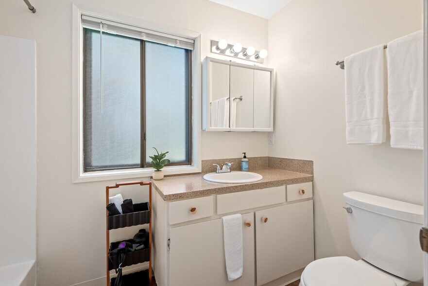 Building Photo - 6630 SW Capitol Hwy