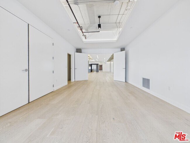 Building Photo - 808 S Broadway