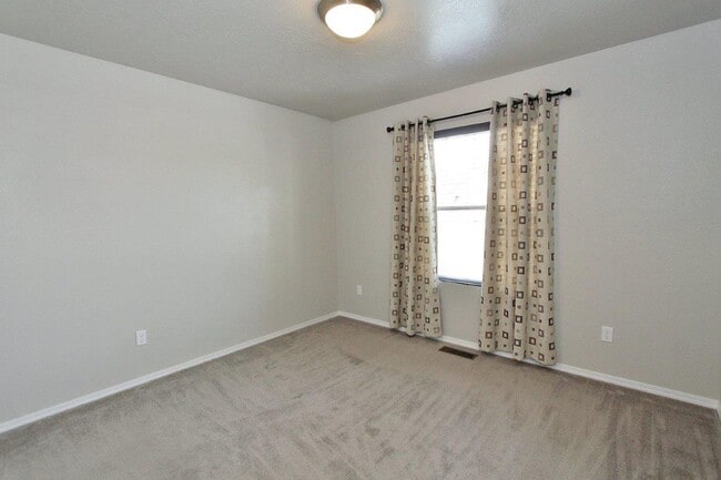 Building Photo - Clean Single-Level Home