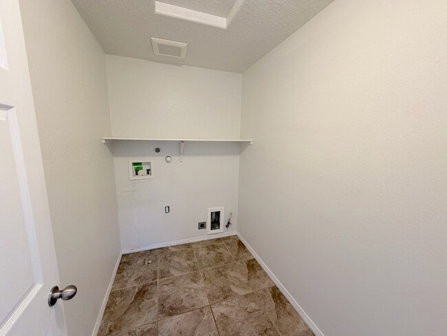 Building Photo - 8323 Groundsel Rd NW