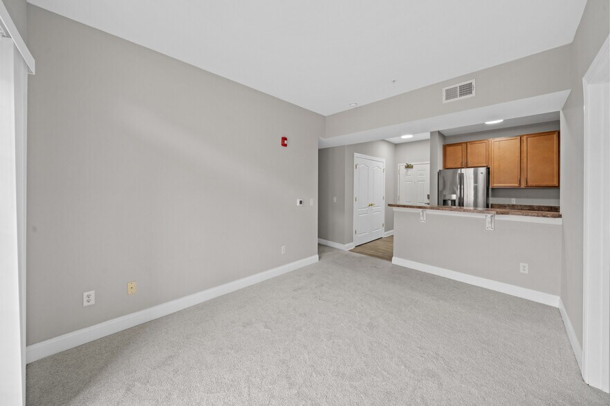 Building Photo - 2000 Fountainview Cir