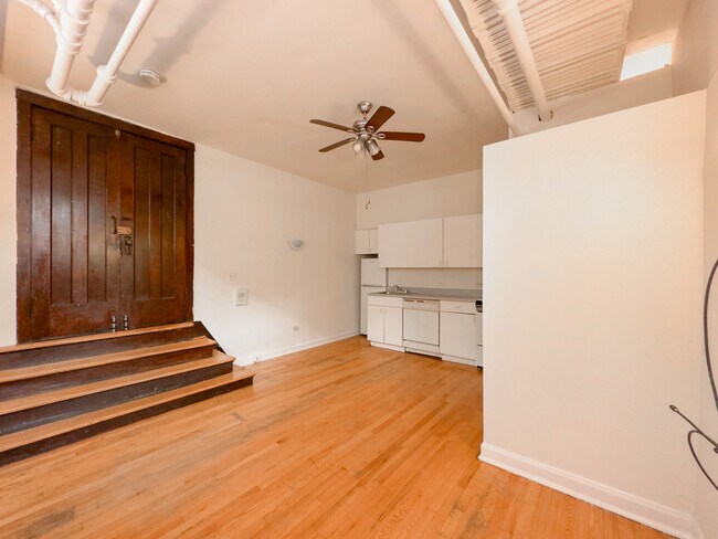 Building Photo - 821 W Waveland Ave