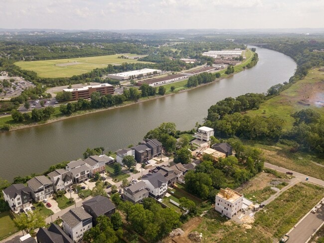 Building Photo - Great modern HPR with garage and view of the river!