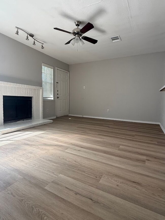 Building Photo - River Crossing - 2BD Townhome - Two Story - Near Downtown - Full Laundry - Small Yard - Reserved ...