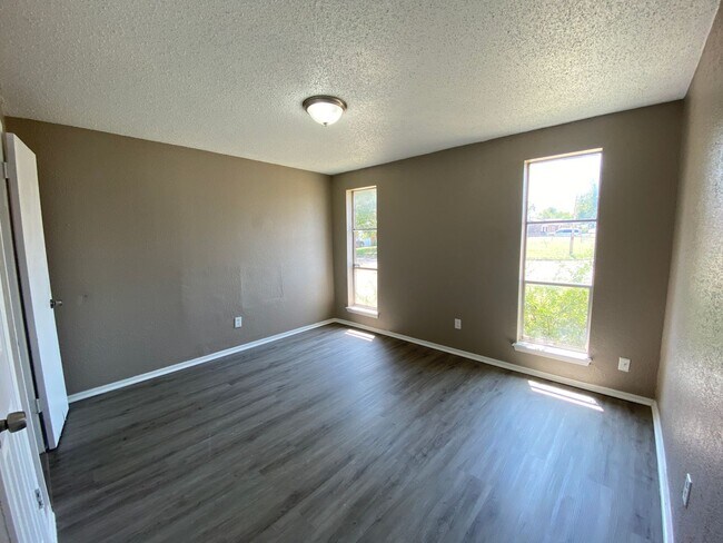 Building Photo - Charming 5 Bedroom House