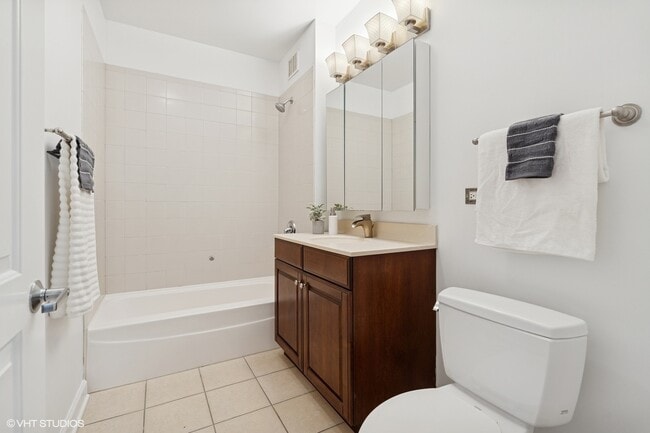 Building Photo - 420 E Waterside Dr