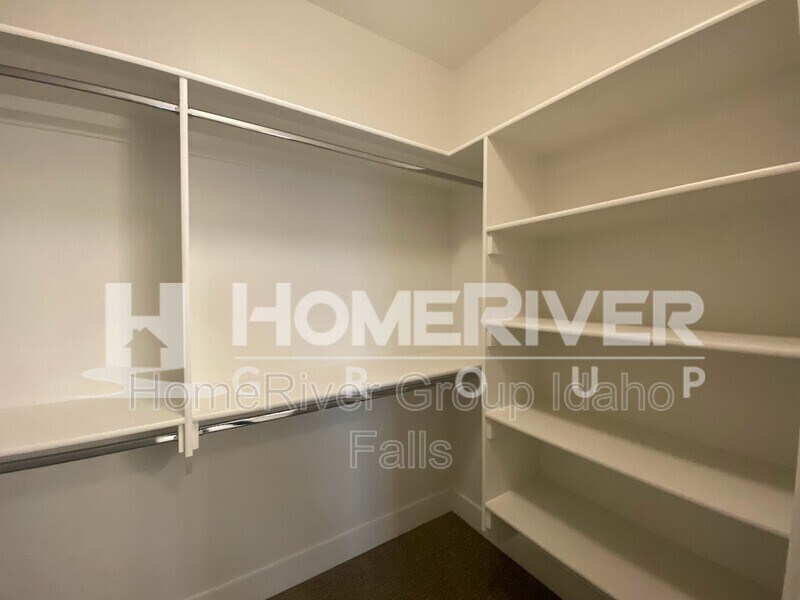 Building Photo - 690 Silvermaple Dr