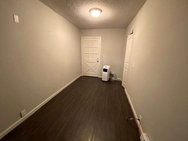 Building Photo - The Perfect 1 Bedroom is Ready For You!