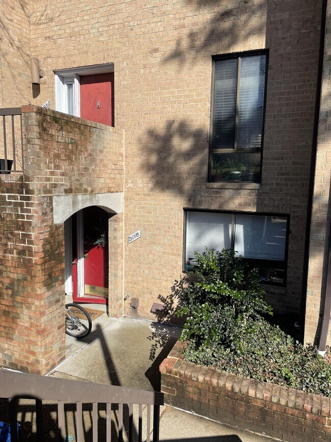 Building Photo - 3095 Hawthorne Dr NE